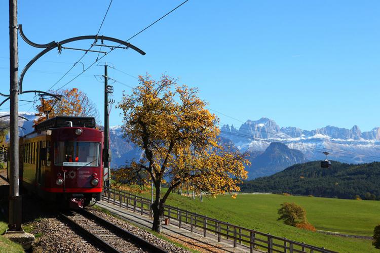 Ferrovia e funivia del Renon in autunno