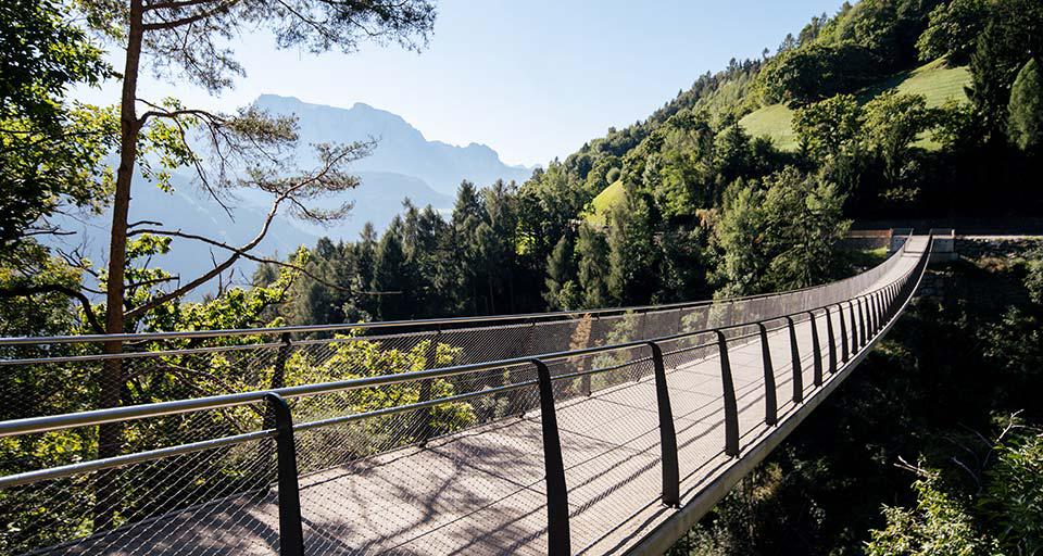 Il ponte panoramico di Barbiano presso le cascate omonime 